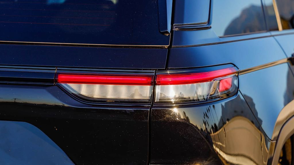 New 2025 Jeep Grand Cherokee Altitude image 10