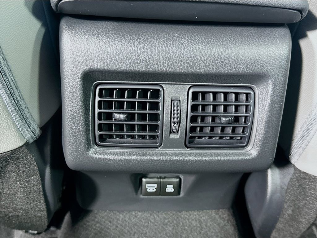 Used 2025 Toyota Camry SE w/ Convenience Package image 25