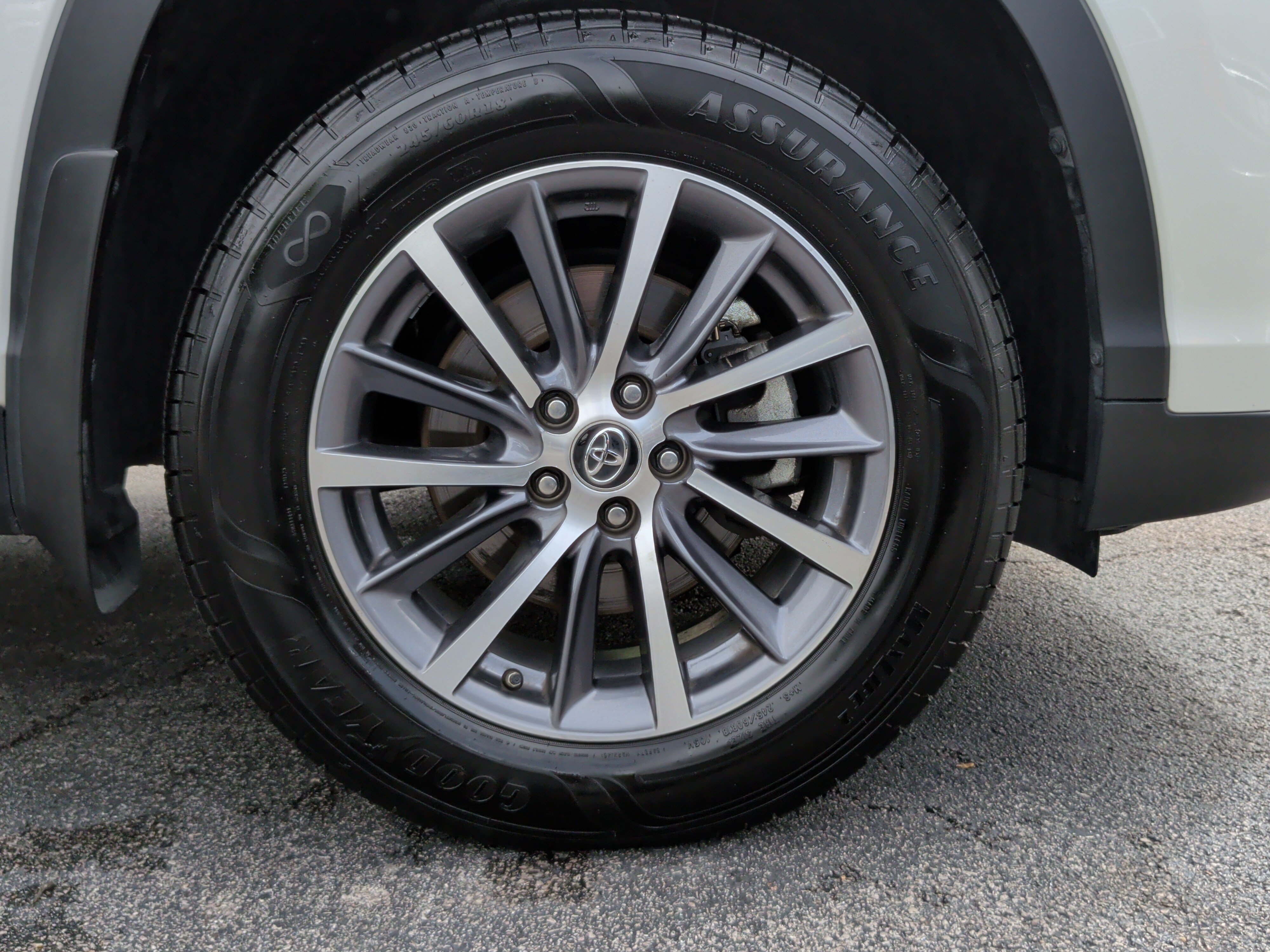 Used 2019 Toyota Highlander XLE AWD/4WD image 14