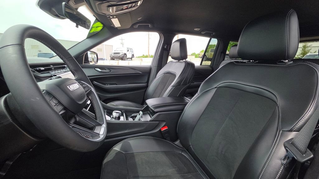 Used 2025 Jeep Grand Cherokee Altitude AWD/4WD image 22