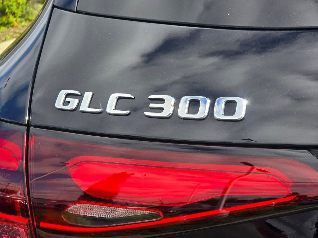 Used 2025 Mercedes-Benz GLC 300 4MATIC image 32