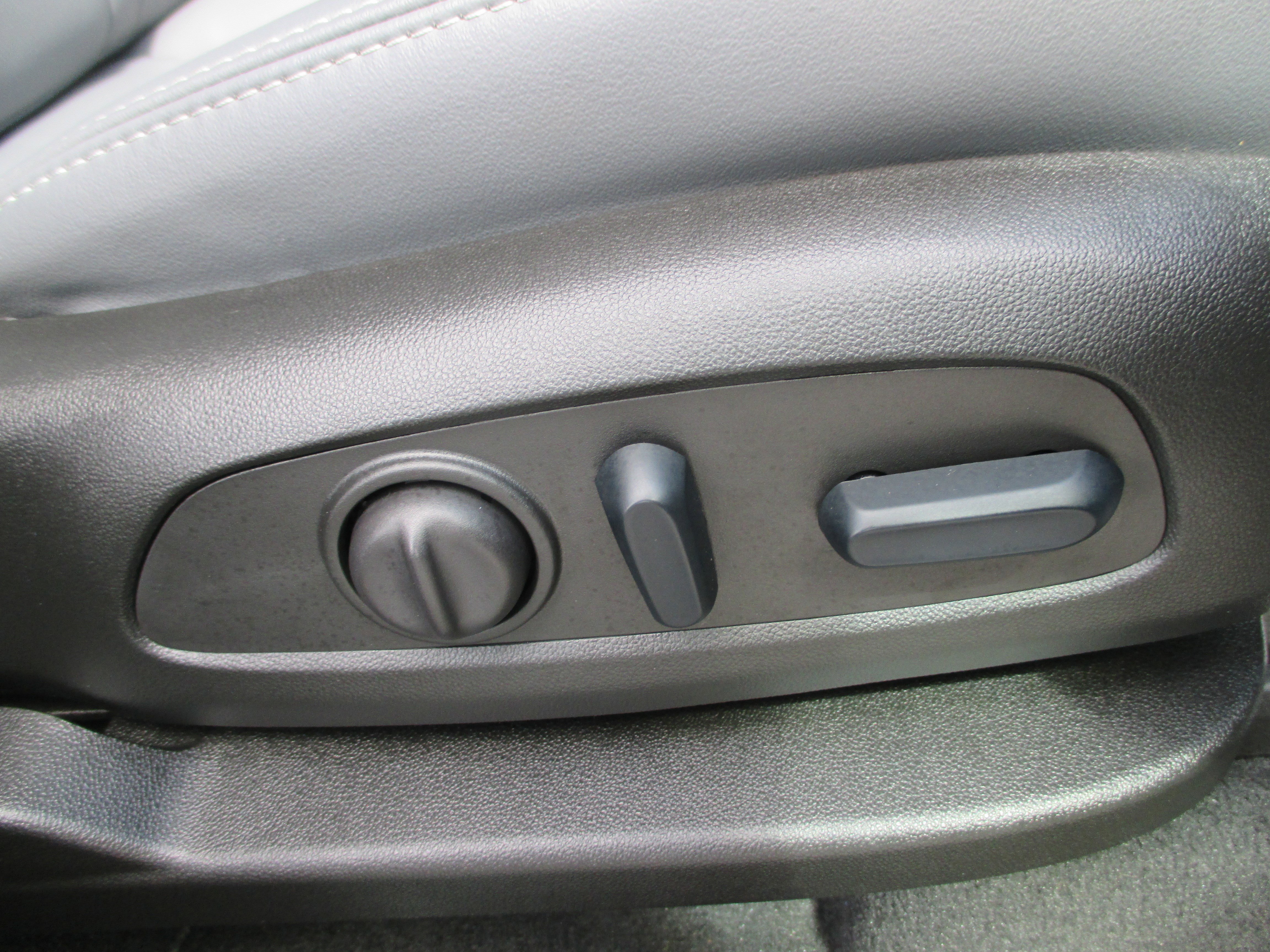 Used 2024 Buick Enclave Essence w/ Sport Touring Edition FWD image 17