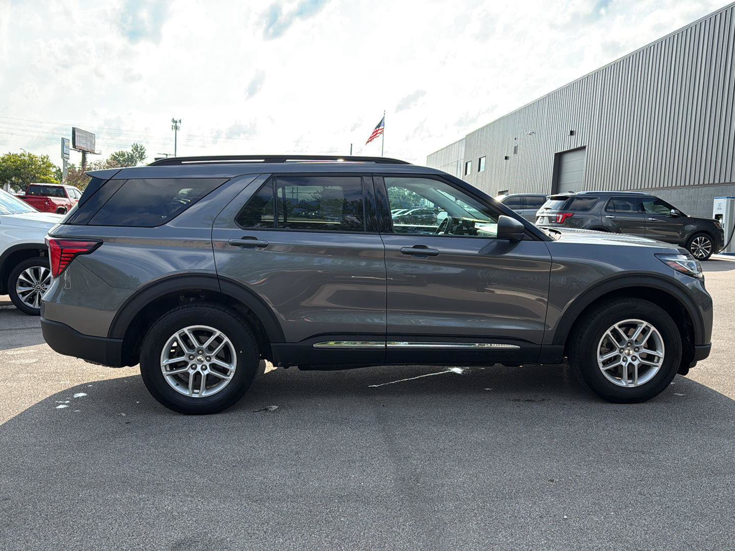 Used 2025 Ford Explorer Active AWD/4WD image 2