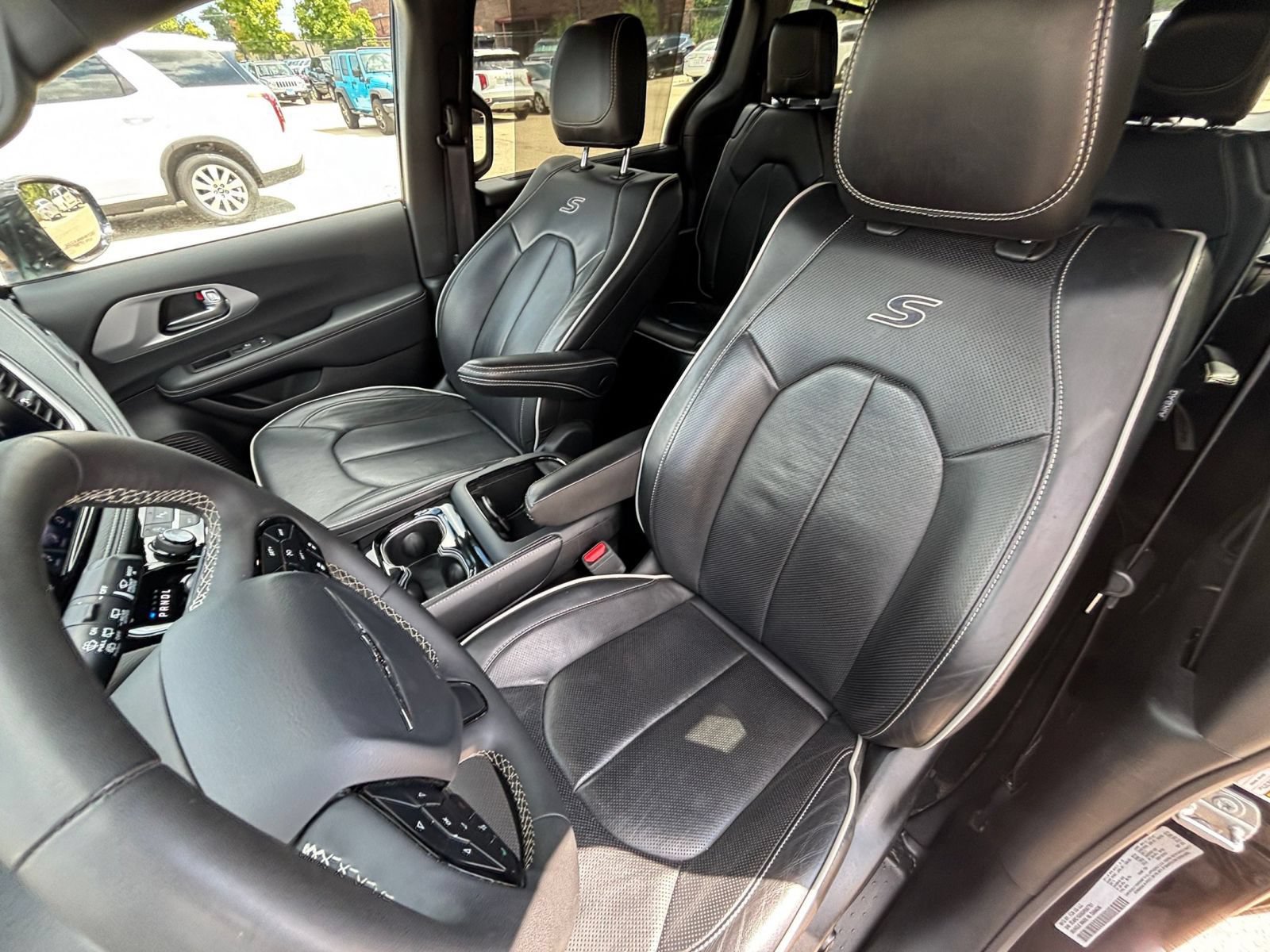 Used 2025 Chrysler Pacifica Limited FWD image 40