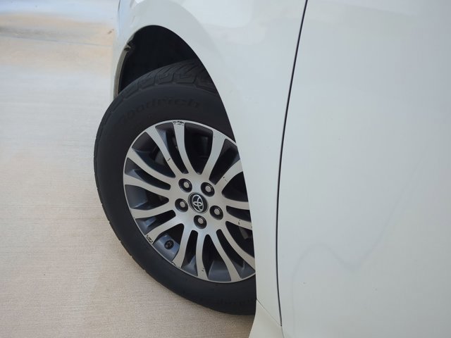 Used 2018 Toyota Sienna XLE Premium image 9