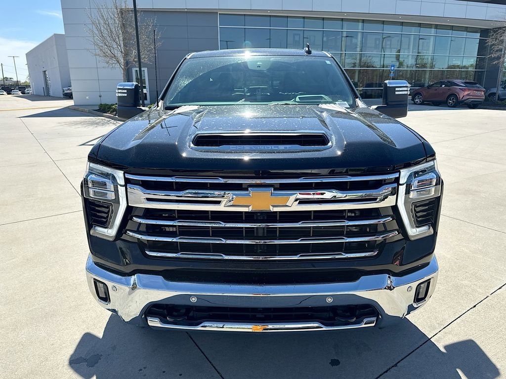 Used 2025 Chevrolet Silverado 2500 LTZ w/ LTZ Premium Package image 4