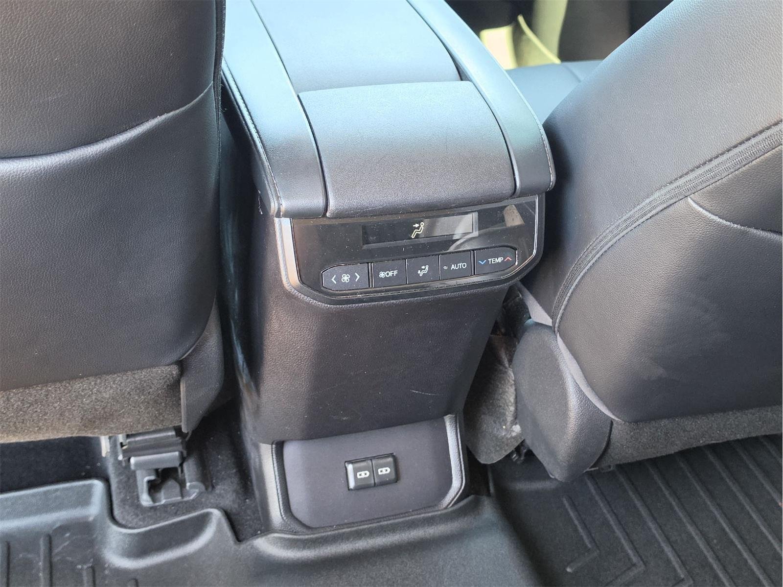 Used 2023 Toyota Highlander XLE FWD image 20