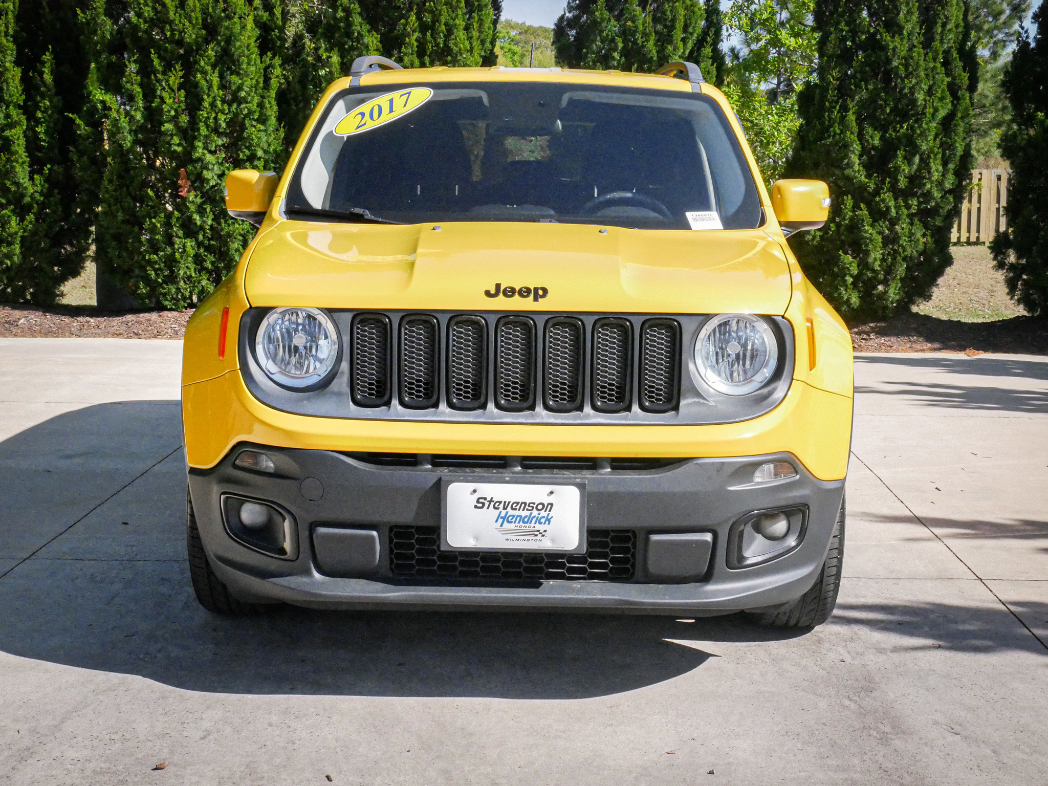 Used 2017 Jeep Renegade Altitude w/ Advanced Technology Group FWD image 3