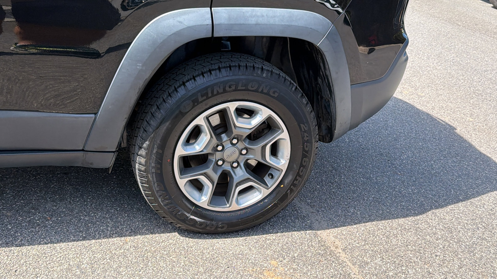 Used 2019 Jeep Cherokee Trailhawk image 12