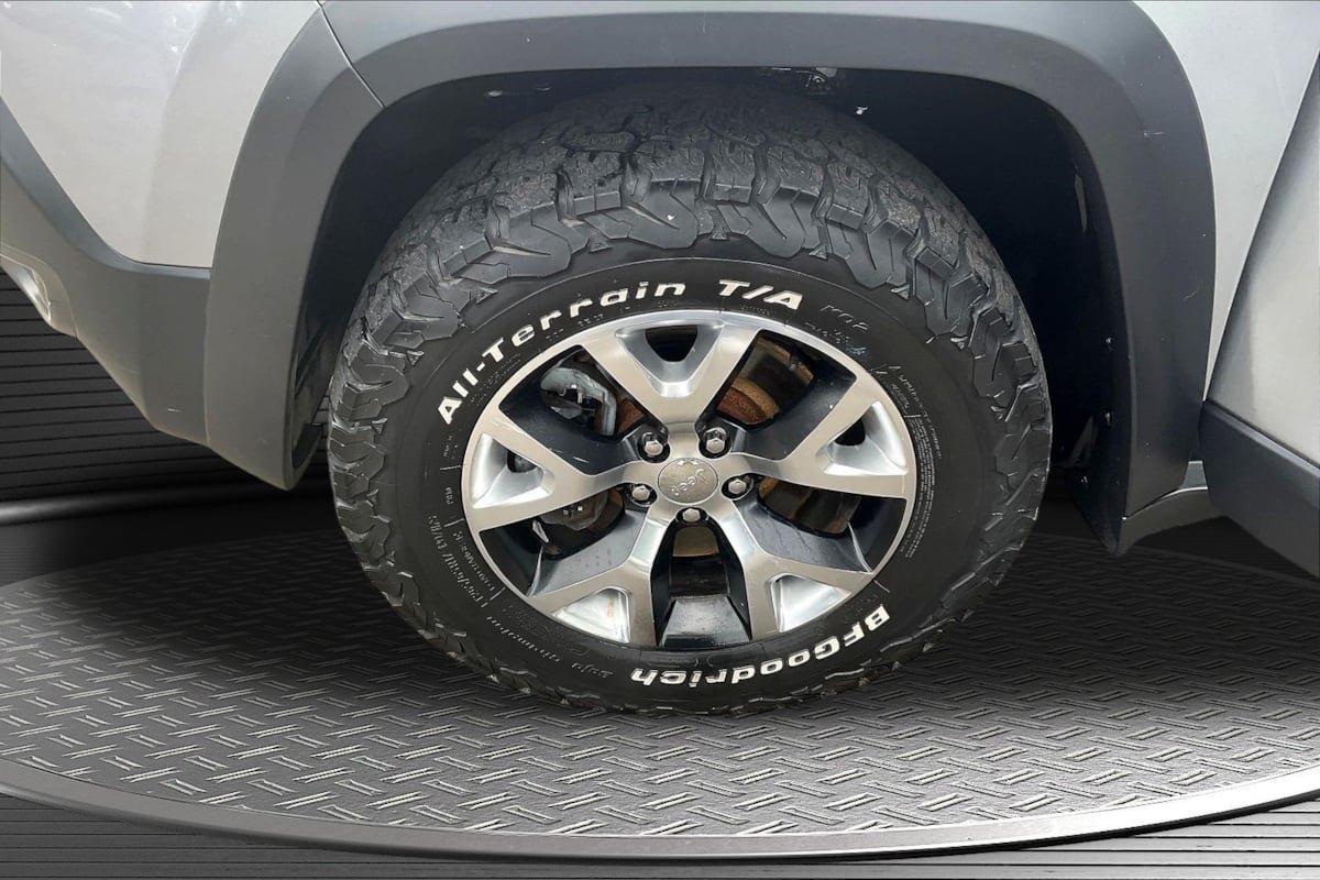 Used 2014 Jeep Cherokee Trailhawk w/ Comfort/Convenience Group AWD/4WD image 33