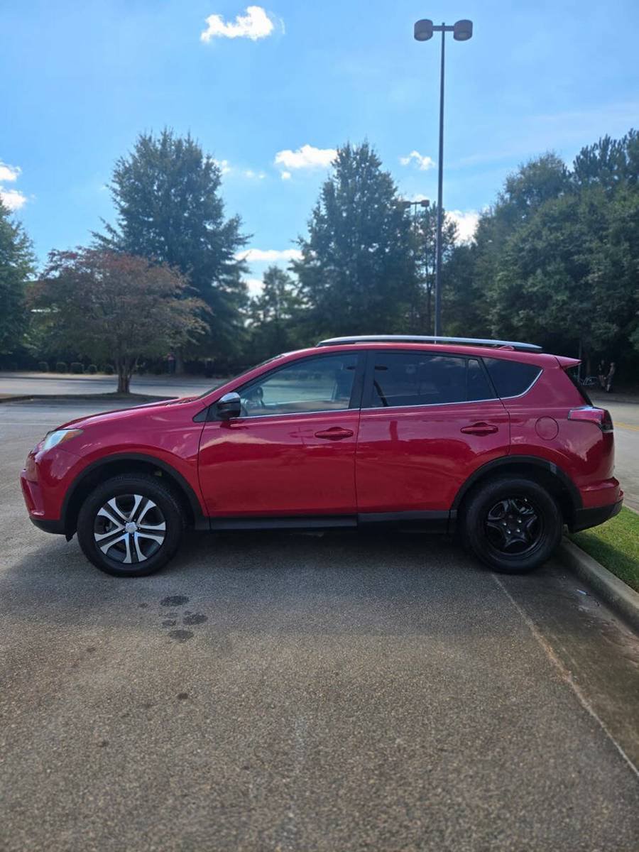 Used 2017 Toyota RAV4 LE FWD image 5