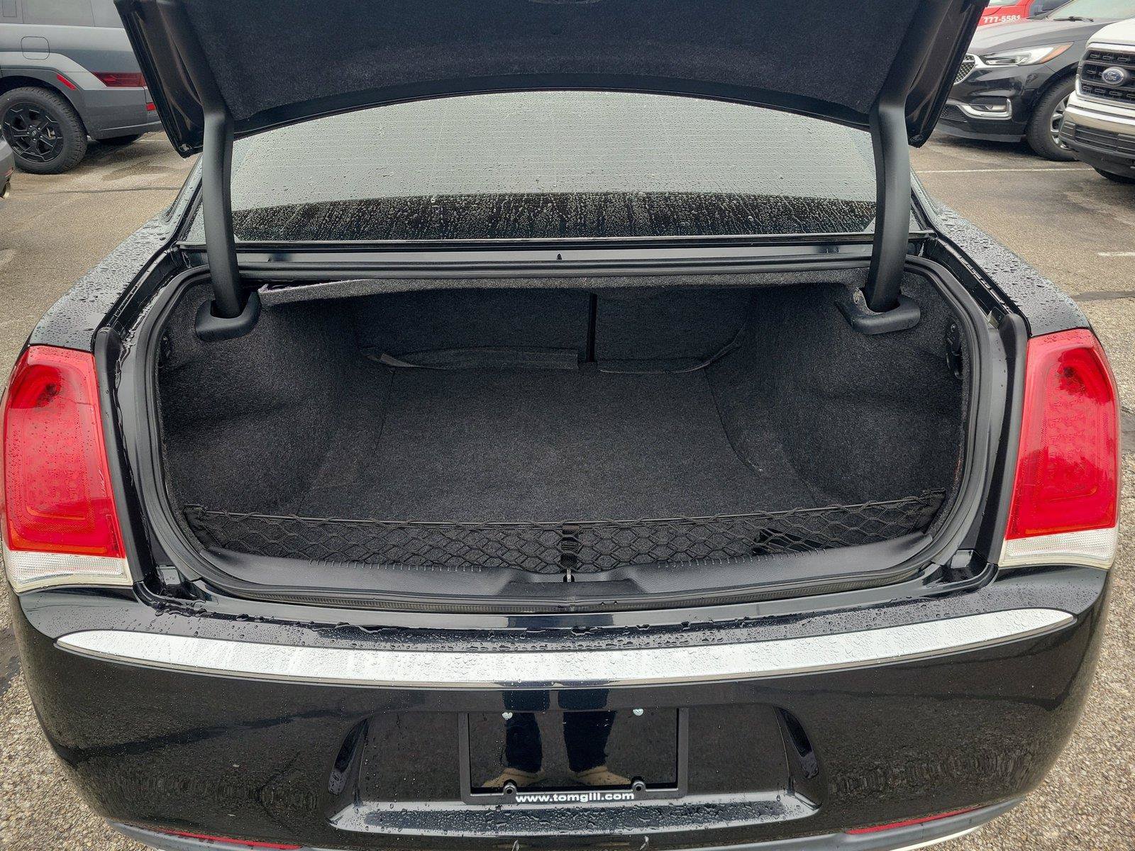 Used 2016 Chrysler 300 Limited RWD image 7