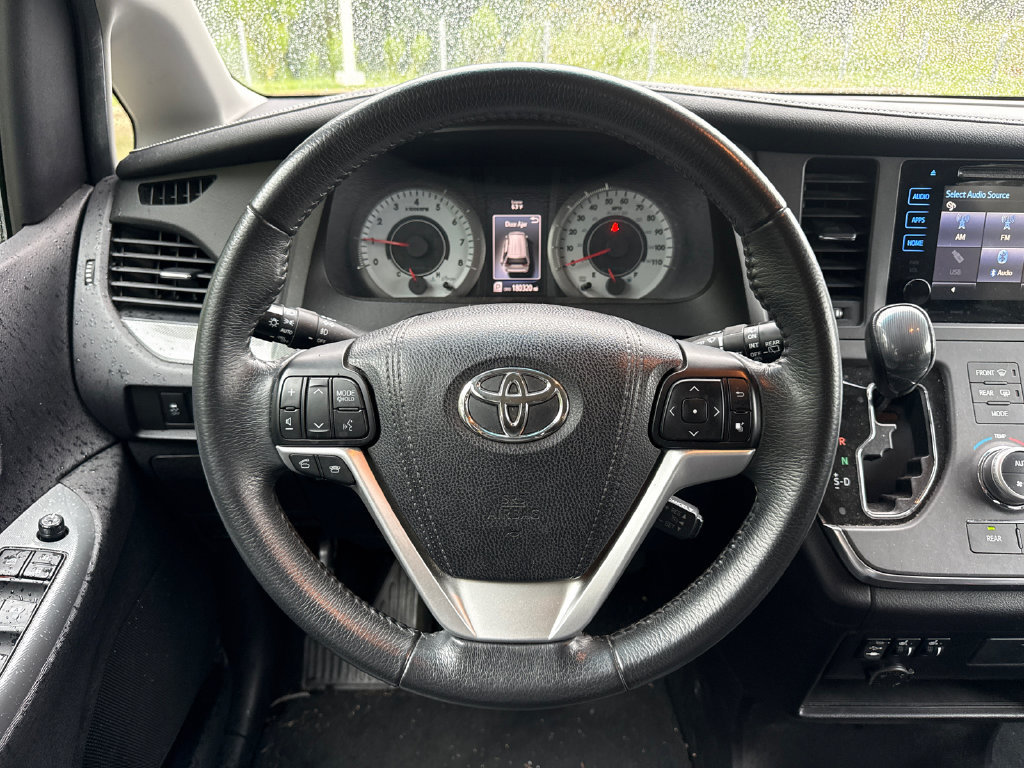 Used 2017 Toyota Sienna SE w/ SE Preferred Package FWD image 19