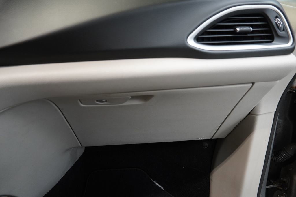 Used 2018 Chrysler Pacifica Touring-L FWD image 33