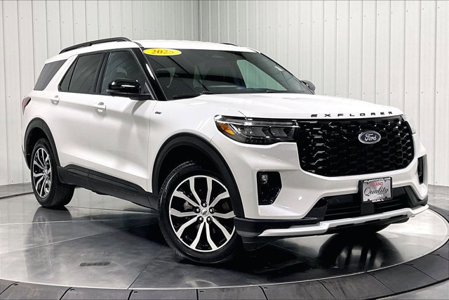 Used 2025 Ford Explorer ST-Line AWD/4WD image 3