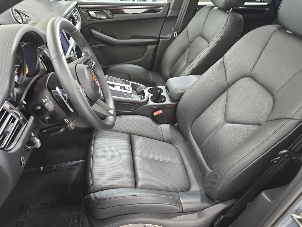 Certified 2026 Porsche Macan AWD/4WD image 5