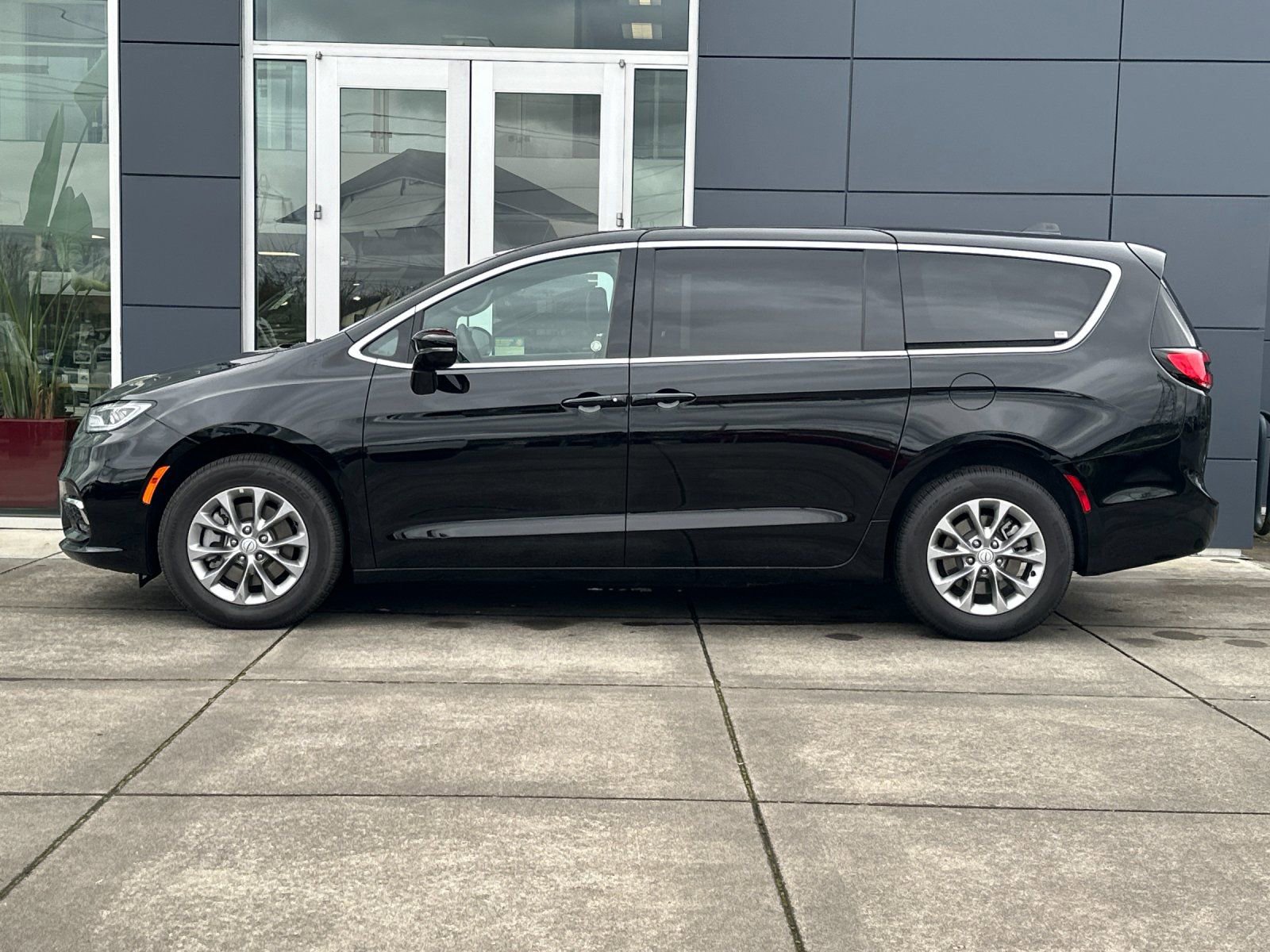 Used 2026 Chrysler Pacifica Limited image 6