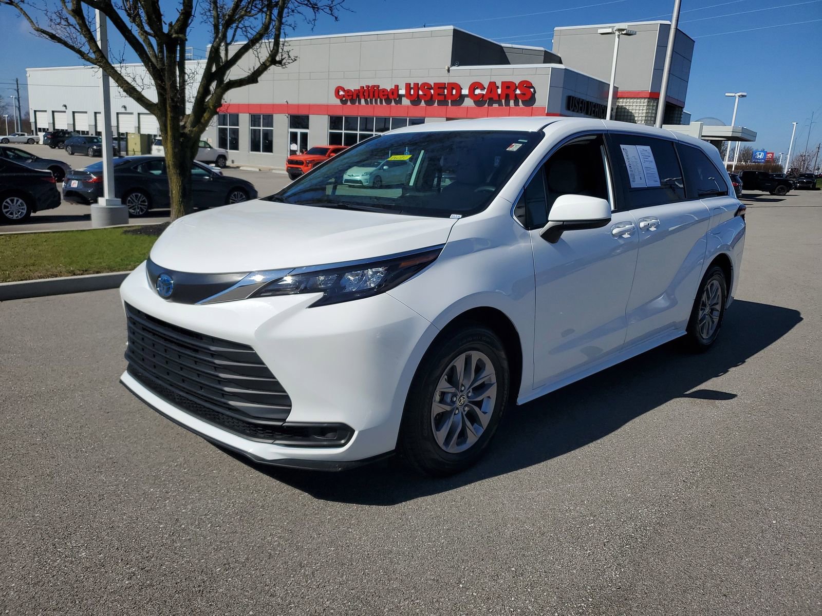 Certified 2025 Toyota Sienna LE image 2