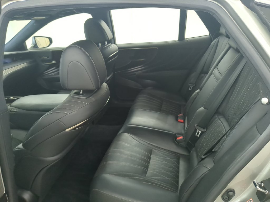 Used 2019 Lexus LS 500 AWD w/ Interior Upgrade Package image 29