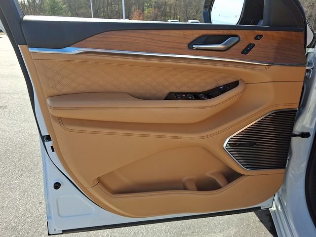 Used 2022 Jeep Grand Cherokee Summit AWD/4WD image 13