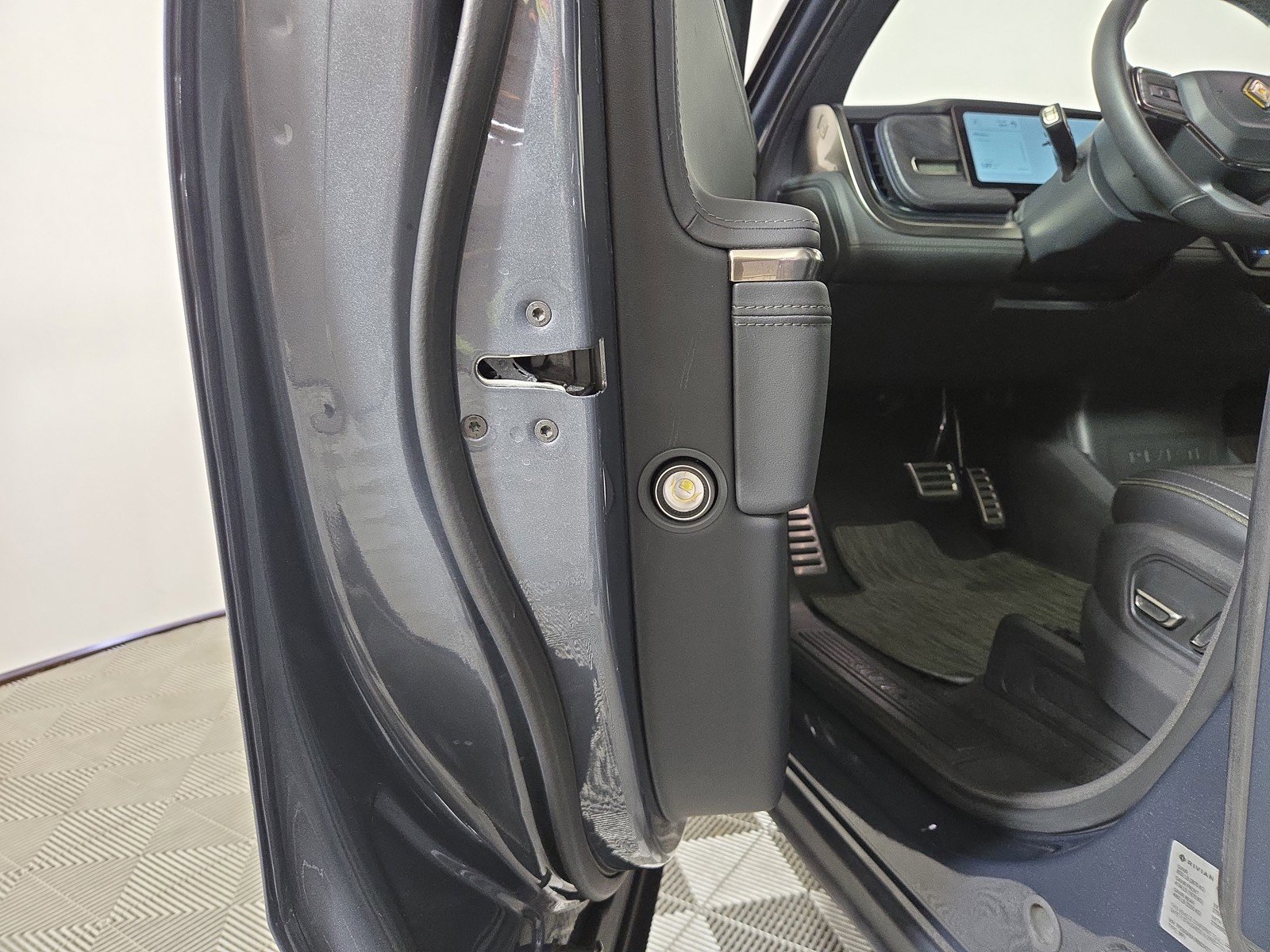 Used 2024 Rivian R1S Adventure AWD/4WD image 32