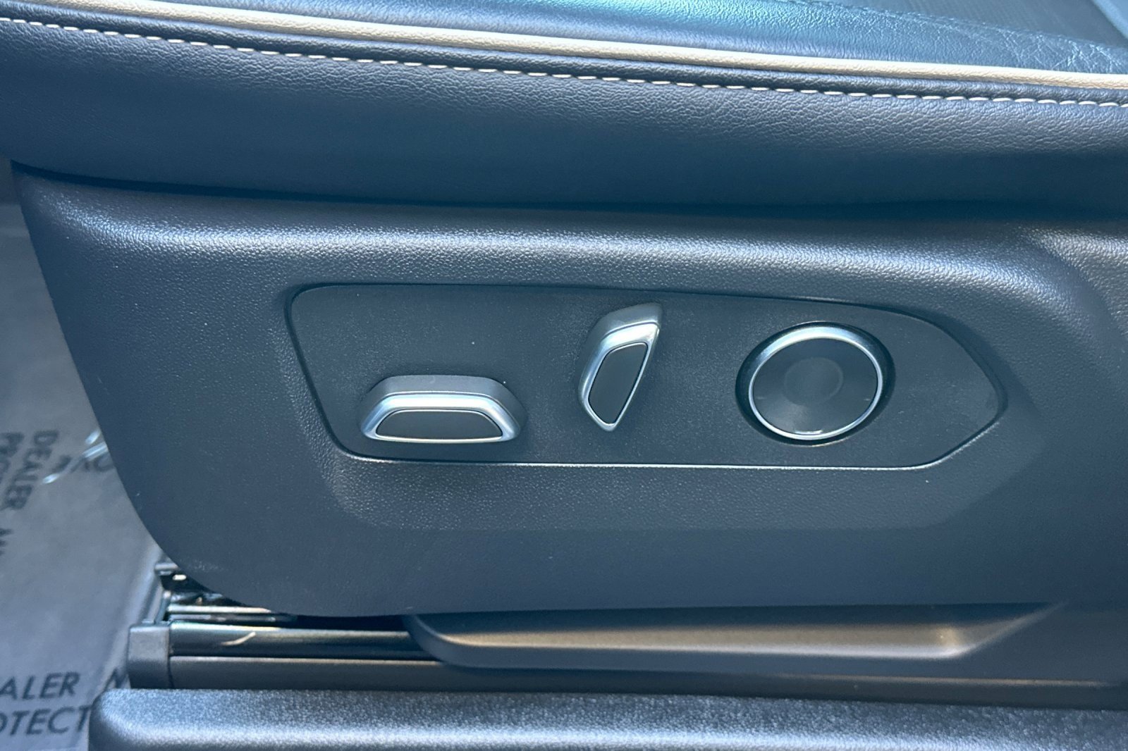 Used 2025 Cadillac Escalade Premium Luxury image 12