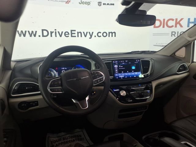 Used 2022 Chrysler Pacifica Touring-L image 10