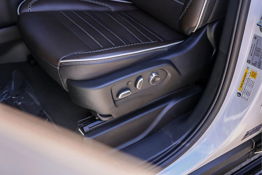 Certified 2025 GMC Yukon Denali Ultimate image 11