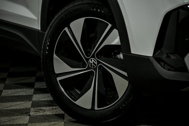 Certified 2025 Volkswagen Taos SE w/ Panoramic Sunroof Package AWD/4WD image 3