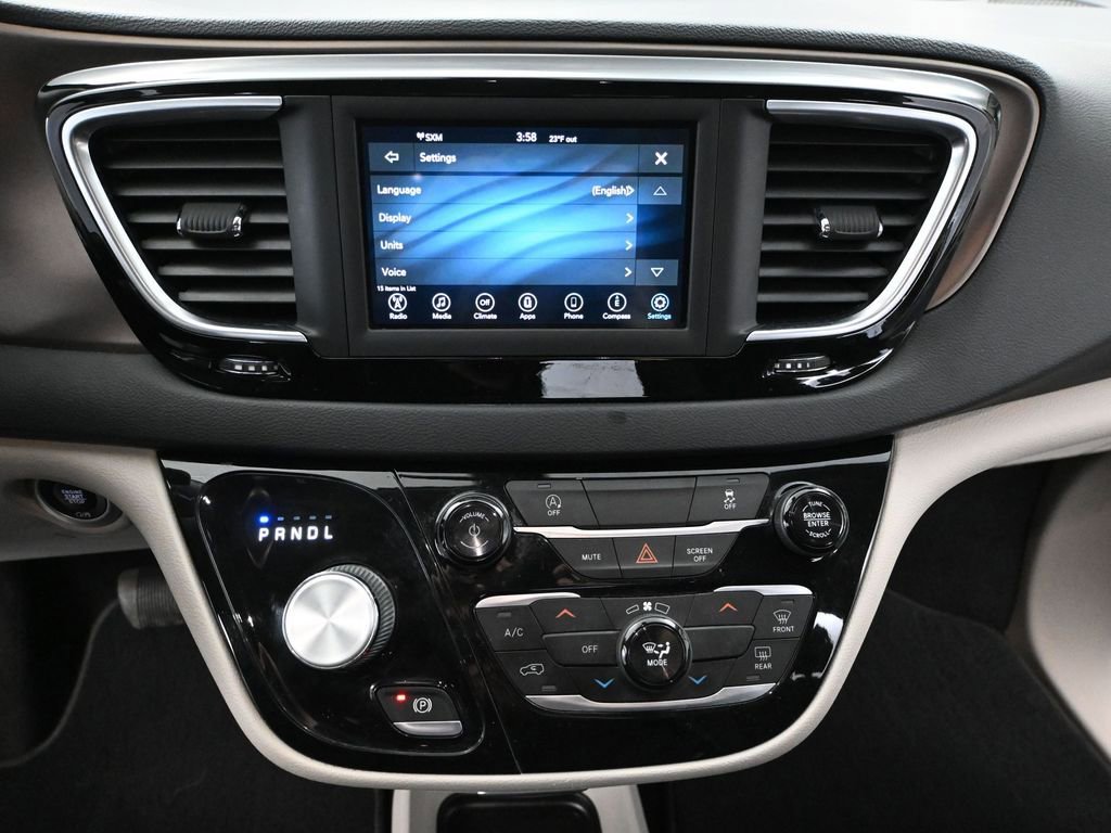 Used 2021 Chrysler Voyager LX image 31