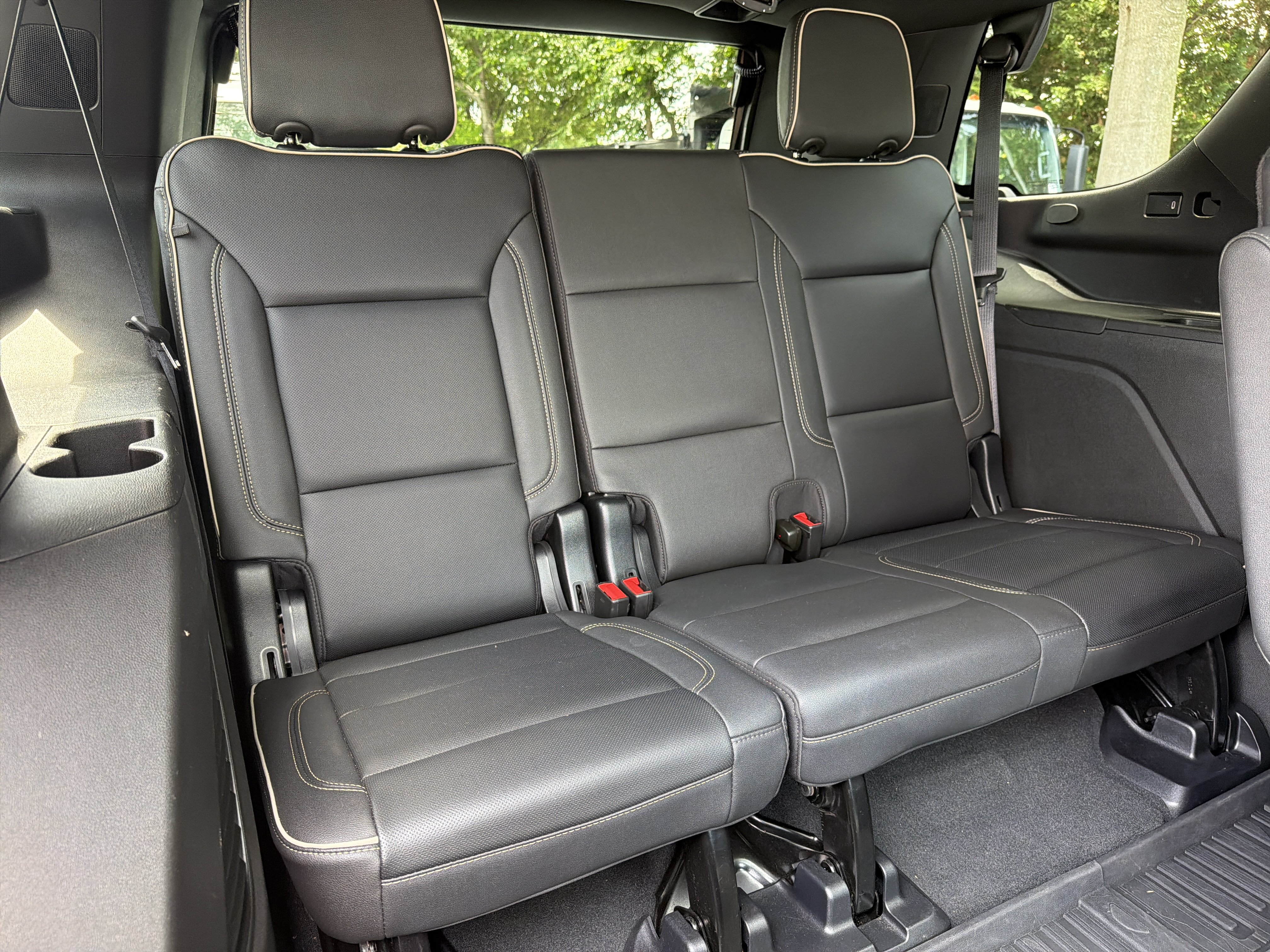 Used 2023 GMC Yukon SLT w/ SLT Luxury Package AWD/4WD image 33