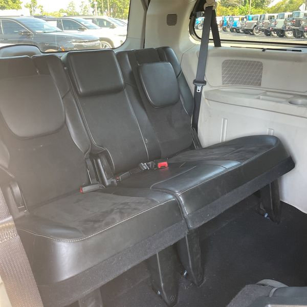 Used 2015 Chrysler Town & Country Limited image 23