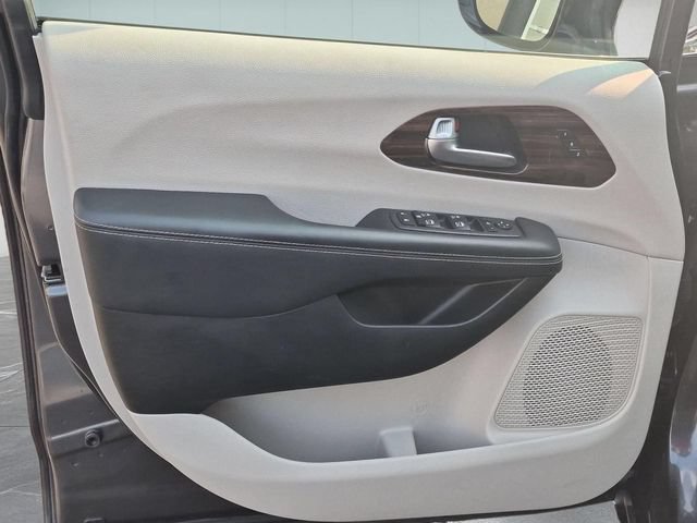 Used 2023 Chrysler Pacifica Limited FWD image 14