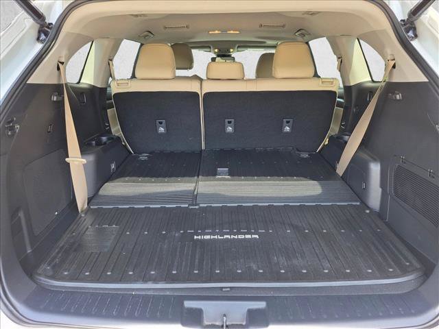 Used 2023 Toyota Highlander Limited FWD image 6
