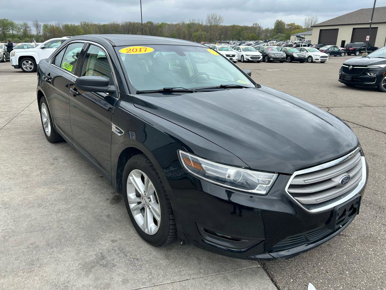 Used 2017 Ford Taurus SE FWD image 3