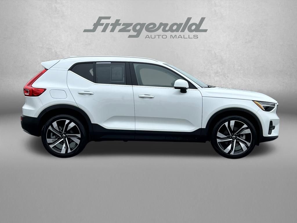 Used 2023 Volvo XC40 B4 Plus image 3