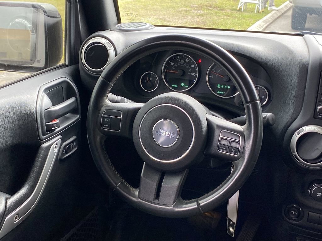 Used 2018 Jeep Wrangler Unlimited Sahara AWD/4WD image 3