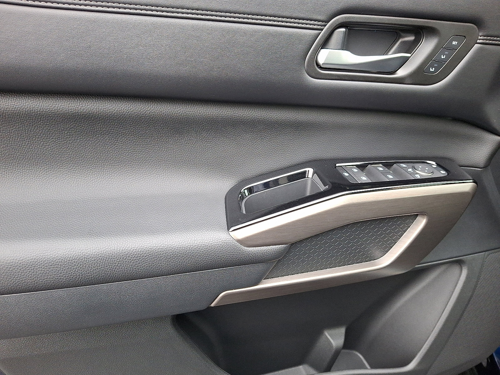 Used 2024 Nissan Pathfinder Platinum image 12