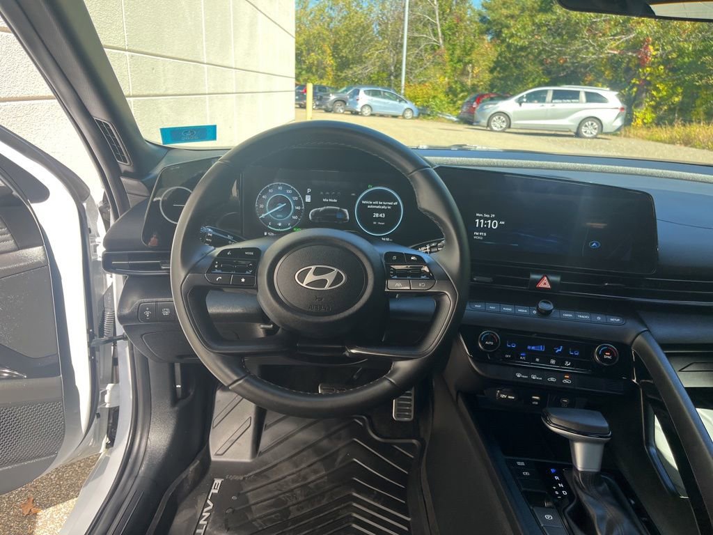 Used 2025 Hyundai Elantra SEL image 16