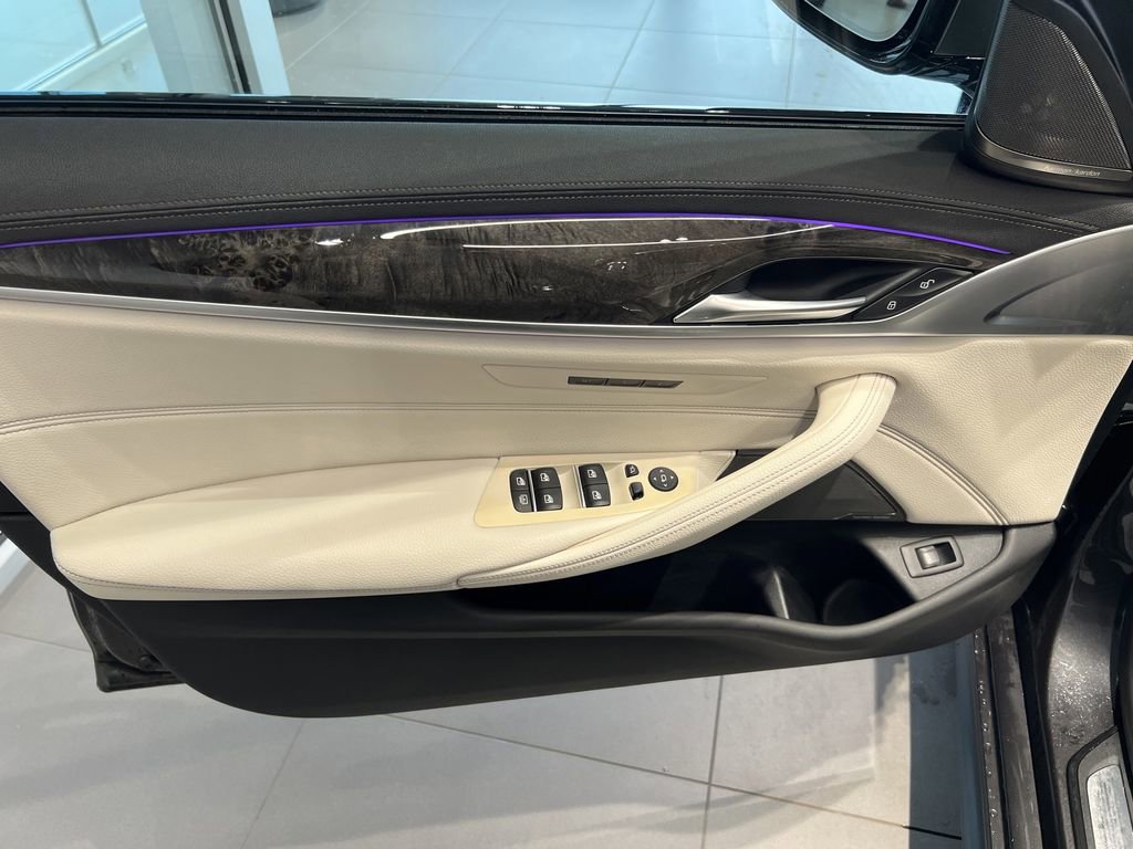 Used 2023 BMW M550i xDrive w/ Dynamic Handling Package image 11