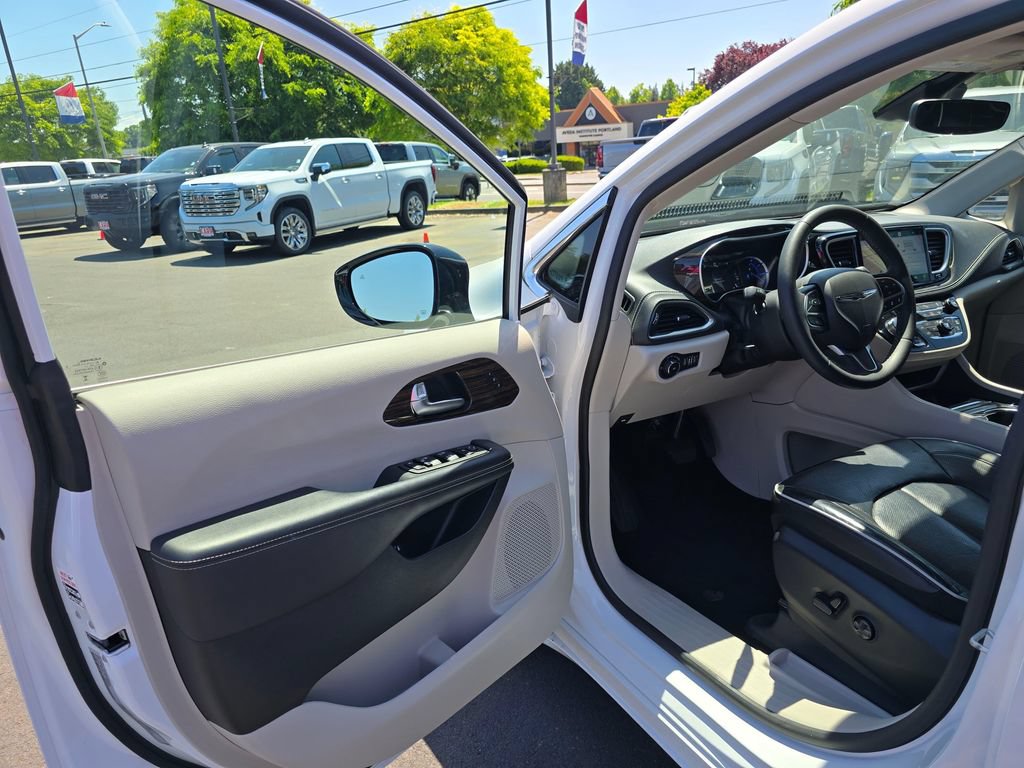 Used 2023 Chrysler Pacifica Limited FWD image 20