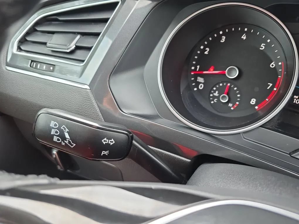 Used 2018 Volkswagen Tiguan SEL AWD/4WD image 22