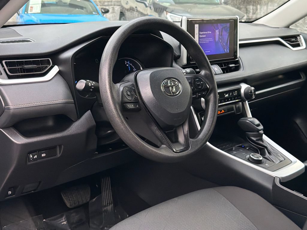 Used 2025 Toyota RAV4 XLE AWD/4WD image 20