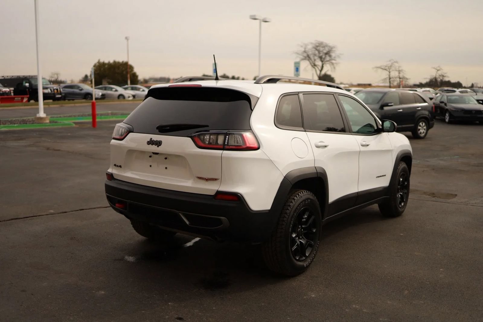 Used 2019 Jeep Cherokee Trailhawk AWD/4WD image 5