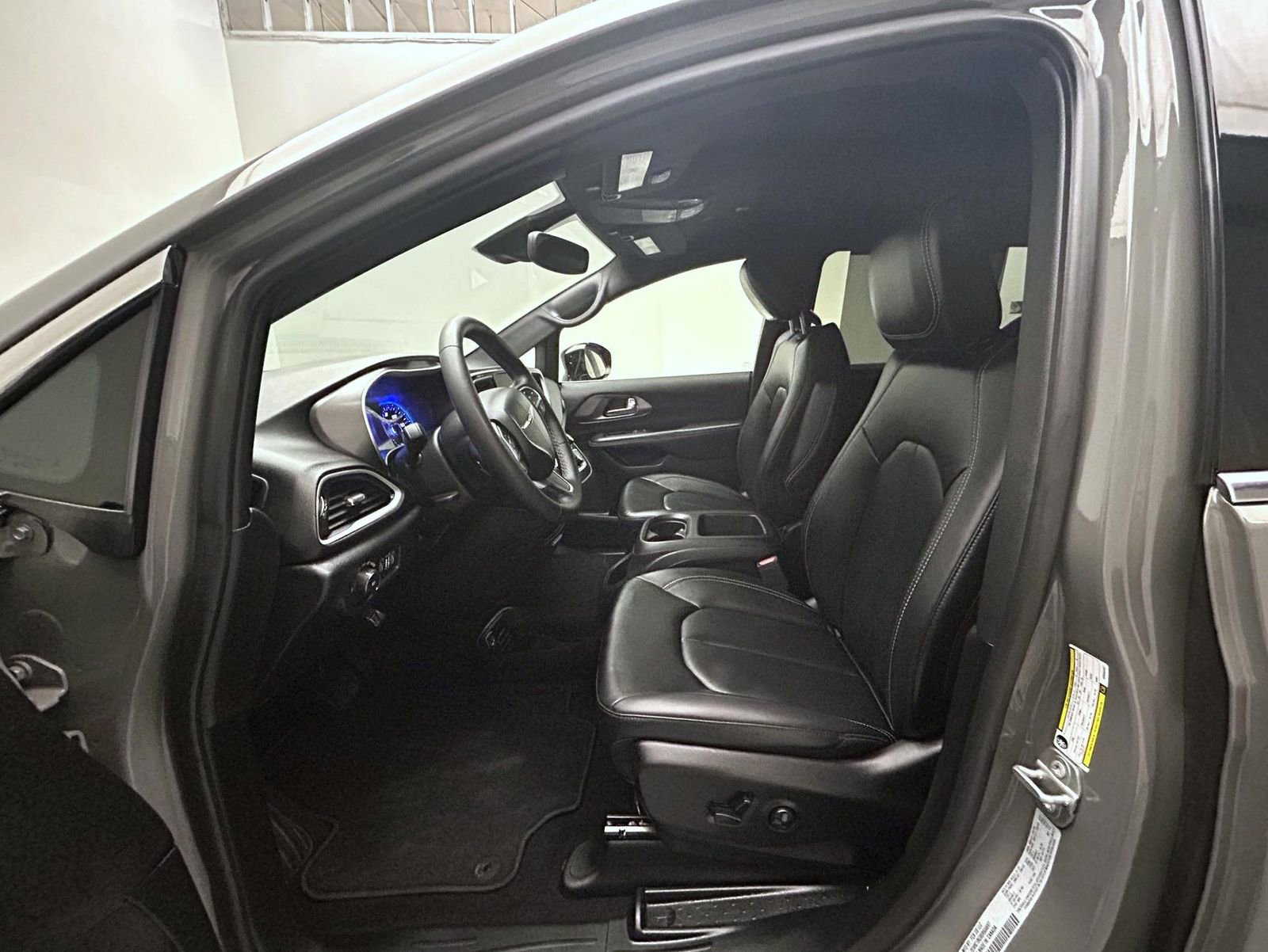 Used 2025 Chrysler Pacifica Select image 10