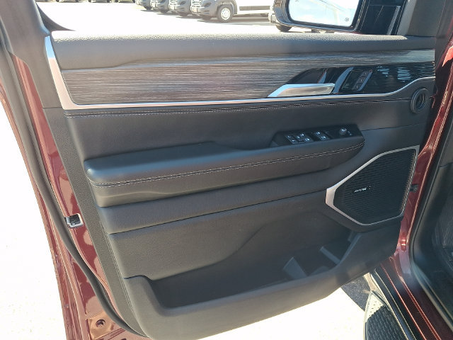 Used 2024 Jeep Wagoneer L Series II w/ Flexible Seating Group AWD/4WD image 12
