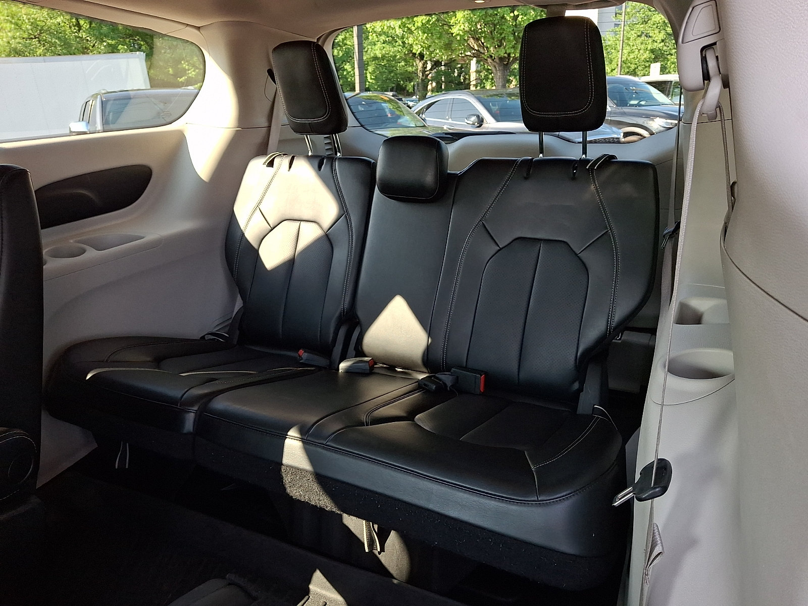 Used 2023 Chrysler Pacifica Touring-L FWD image 10