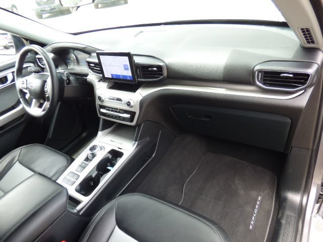 Used 2024 Ford Explorer XLT w/ Equipment Group 202A RWD image 15