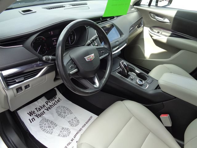 Used 2021 Cadillac XT4 Luxury w/ Cold Weather Package FWD image 17