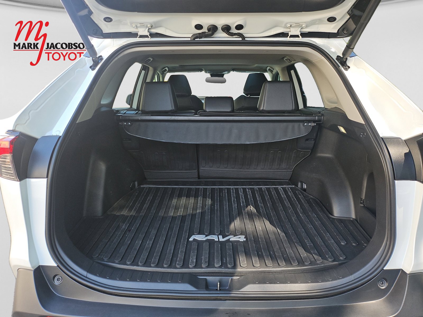 Used 2025 Toyota RAV4 XLE Premium FWD image 19